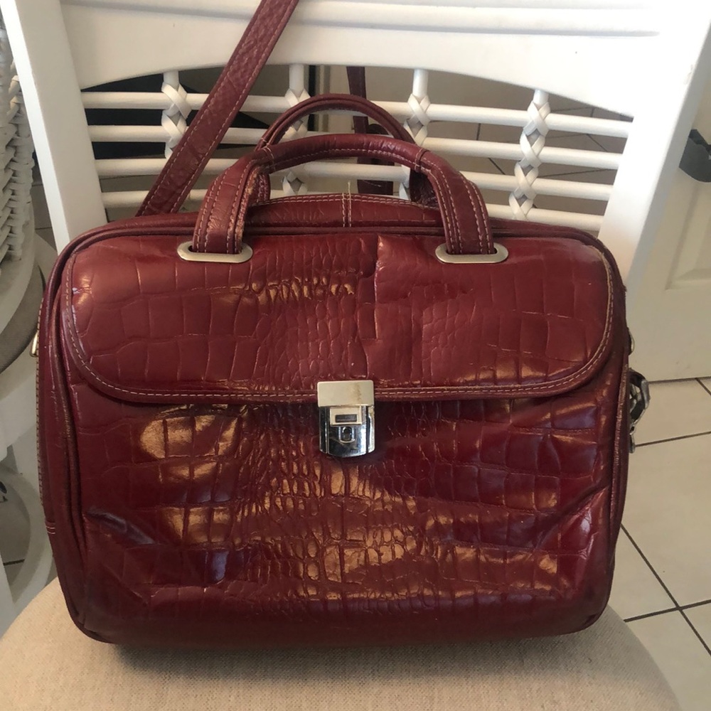Siamod Burgundy croco embossed Lap top work bag. Lots of pockets and storage.